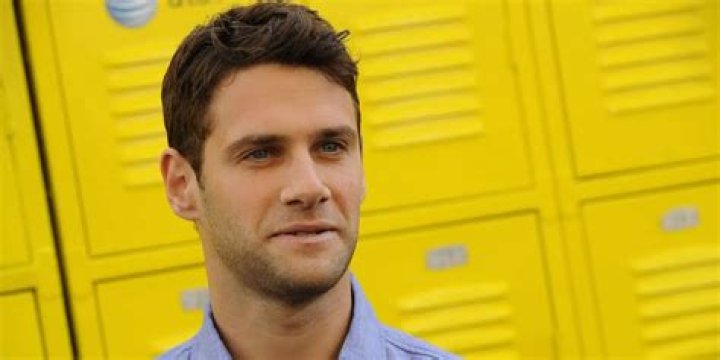 Justin Bartha’s Net Worth, Height, Wife Lia Smith, Body – Wiki