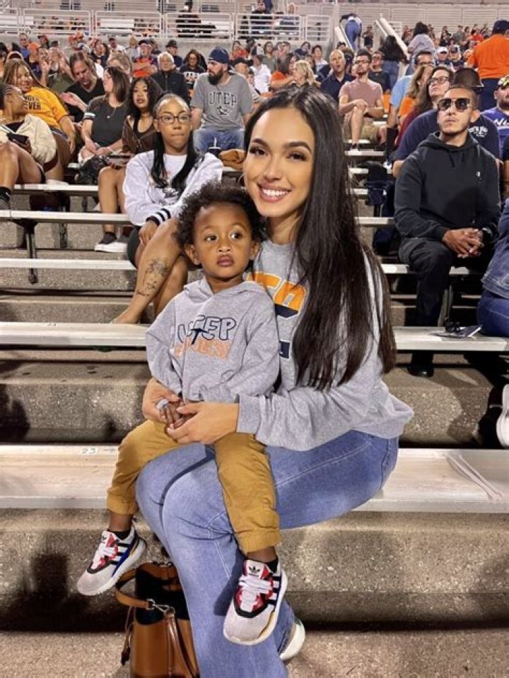 
Who are Aaron Joness Parents? Aaron Jones Biography, Parents Name and More 