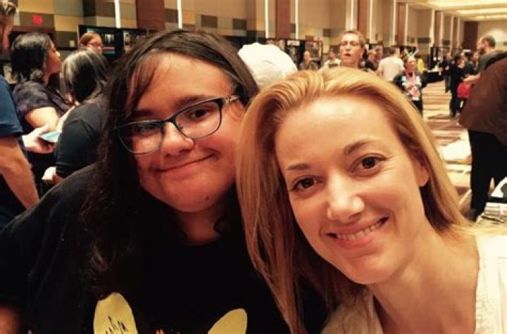 
Who is Zoie Palmer from “Dark Matter”? Her Wiki: Net Worth, Dating, Husband, Wedding, Salary, Bio 